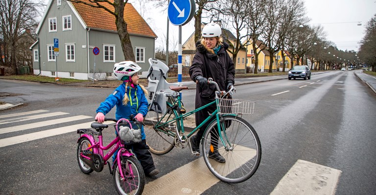 Ersätt inte bussen med bilen – Viktigt att våra barn kan gå och cykla säkert till skolan.